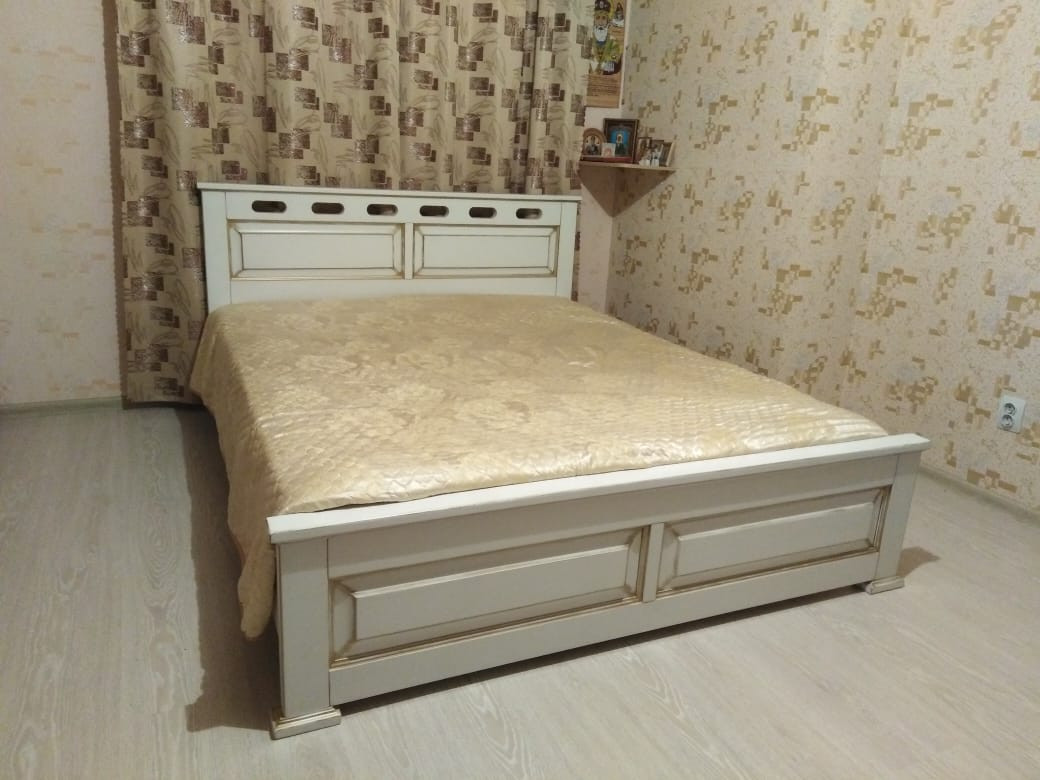    Кровать материал бук, покрытие эмаль, патина, лак